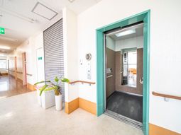 明るい廊下とエレベーター