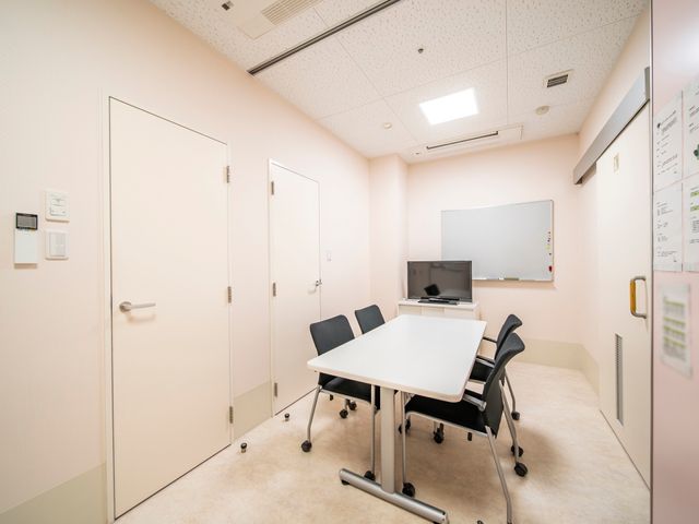 会議室の光景 談話室 清潔感のある会議室です。壁一面の掲示物が、日々の業務や情報共有に活用されています。