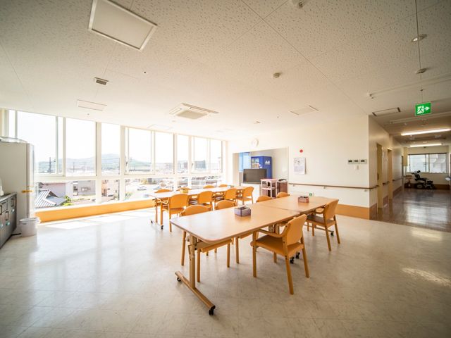明るいダイニングスペース 食堂 ゆとりのあるダイニングで、明るい窓辺の光が心地よい空間です。食事の時間には、ここが交流の場になるでしょう。