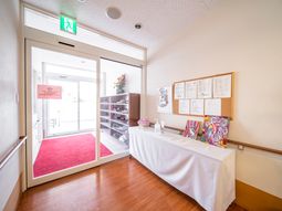 エントランスの明るい風景