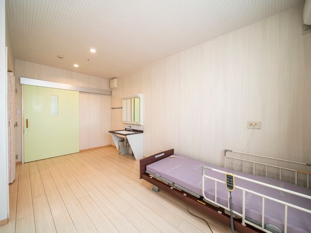 明るい床の居室 居室 ゆったりとしたスペースで落ち着いた雰囲気の居室です。必要な設備が整い、快適な生活を支えます。
