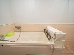 バリアフリー設計の浴室