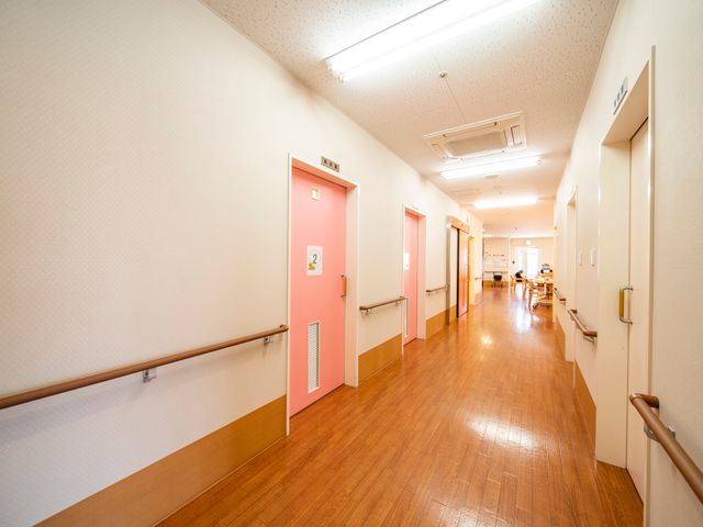 清潔な廊下 廊下 ゆったりとした廊下は清潔感があり、手すりが整備されていますので、安心して歩行できる環境です。