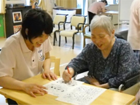 笑顔で活動する様子