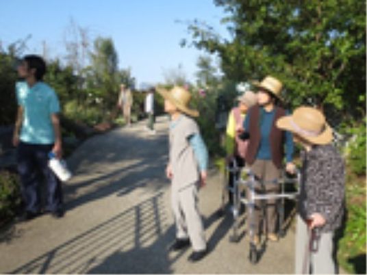散歩する人々とスタッフ