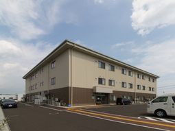 広々した建物の外観