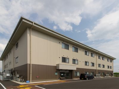 明るい三階建ての建物
