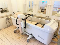 清潔感のあるバリアフリー浴室