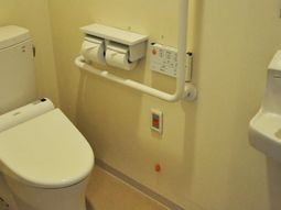 バリアフリー設計のトイレ