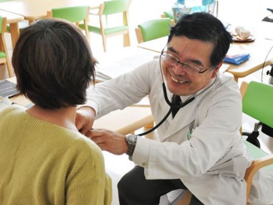 医師が診察する様子