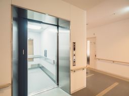明るい廊下のエレベーター