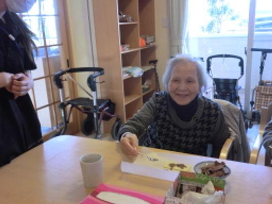 明るいダイニングでの食事支援