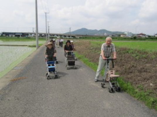 散歩介助の風景