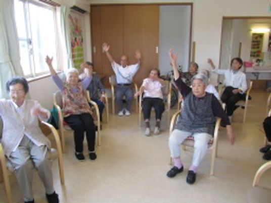 職員と利用者の運動風景