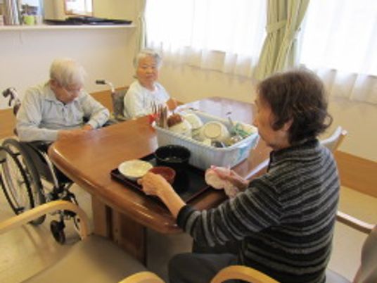 共に支え合う食事の場