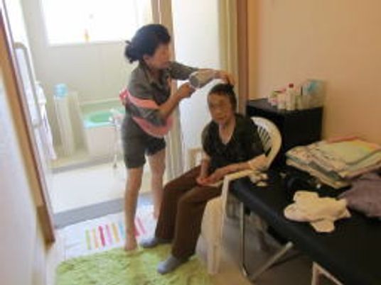 ケアシーンのスタッフと入居者