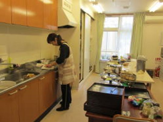 料理をするスタッフの姿