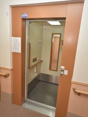 木目調のエレベーターホール