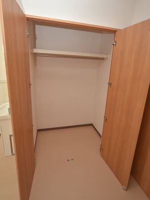 木製の広いクローゼット