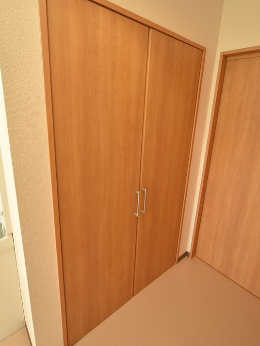 温かみのある木製クローゼット