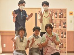 笑顔のスタッフたちの集合