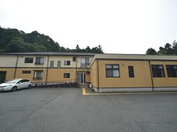 黄色い建物の外観