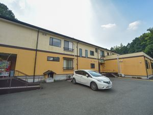 黄色い建物の外観