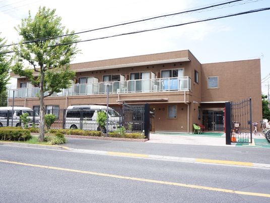 茶色の外壁の建物
