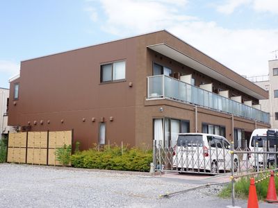 茶色い外壁の建物外観