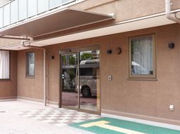 明るい施設のエントランス