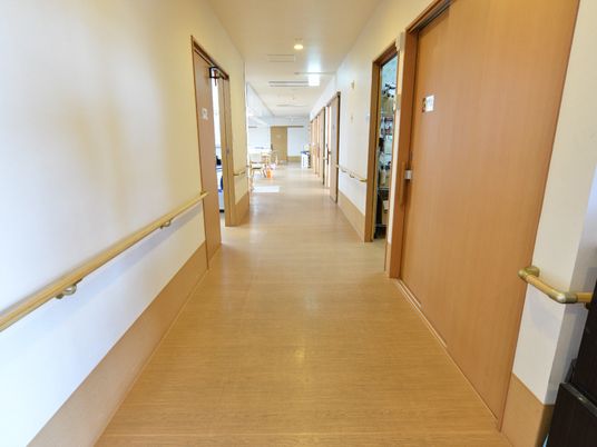 清潔感ある広々とした廊下
