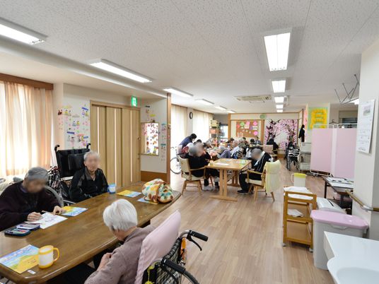明るい活動的な多目的室