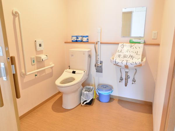 手すり付ききれいなトイレ
