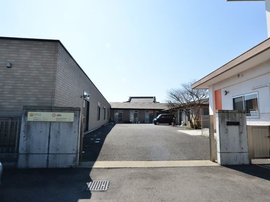広々とした明るいエントランス