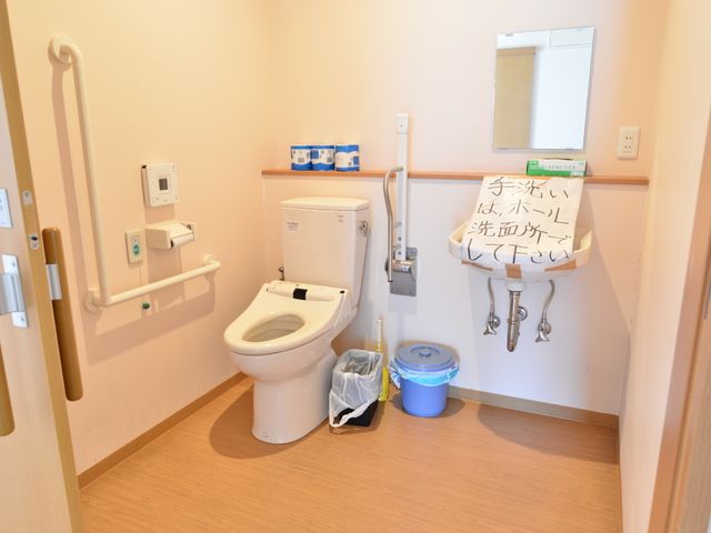 バリアフリートイレ設備 トイレ 手すり付きで安全性を配慮したトイレ空間です。清潔感のあるこの環境で、ご利用の方々が安心してお使いいただけます。