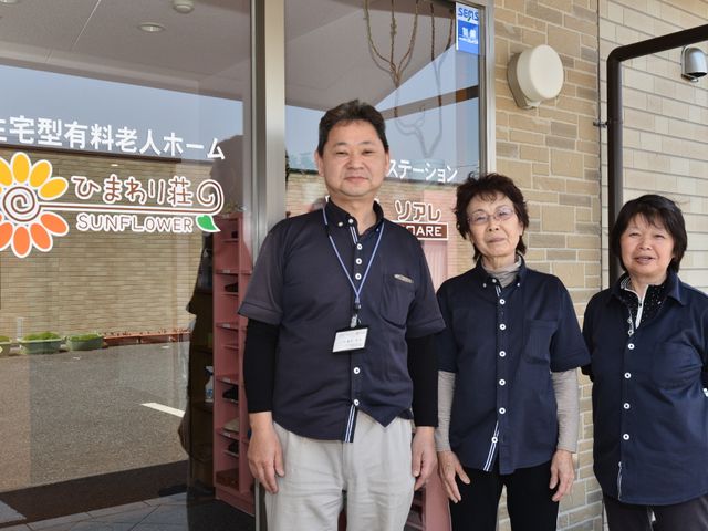スタッフとエントランス スタッフ 笑顔で迎えるスタッフと明るいエントランス。快適な職場環境がここにあります。
