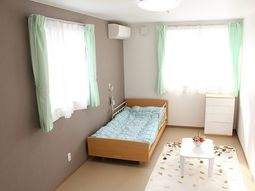 明るい個室の居室