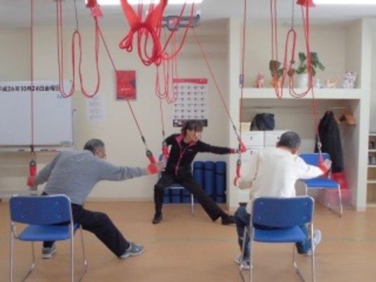 リハビリ中の人々と指導者