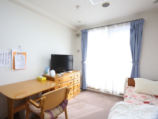 居室のベッドとデスク