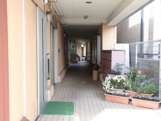 快適な施設の廊下