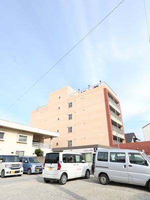広々とした駐車場の外観