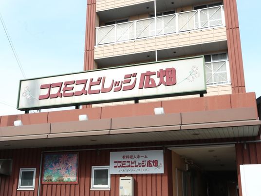 赤茶色の建物のエントランス