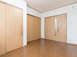 清潔な室内のドアと廊下