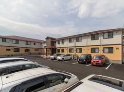 施設の外観と駐車場