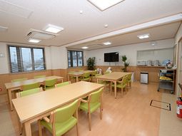 明るい食堂の様子