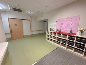 靴棚と飾りのある廊下