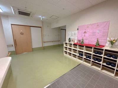 靴棚と飾りのある廊下