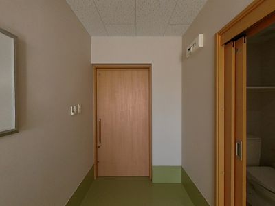落ち着いた色調の廊下