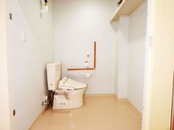 明るい清潔なトイレ空間