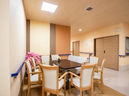 暖色系の廊下に置かれたテーブルセット